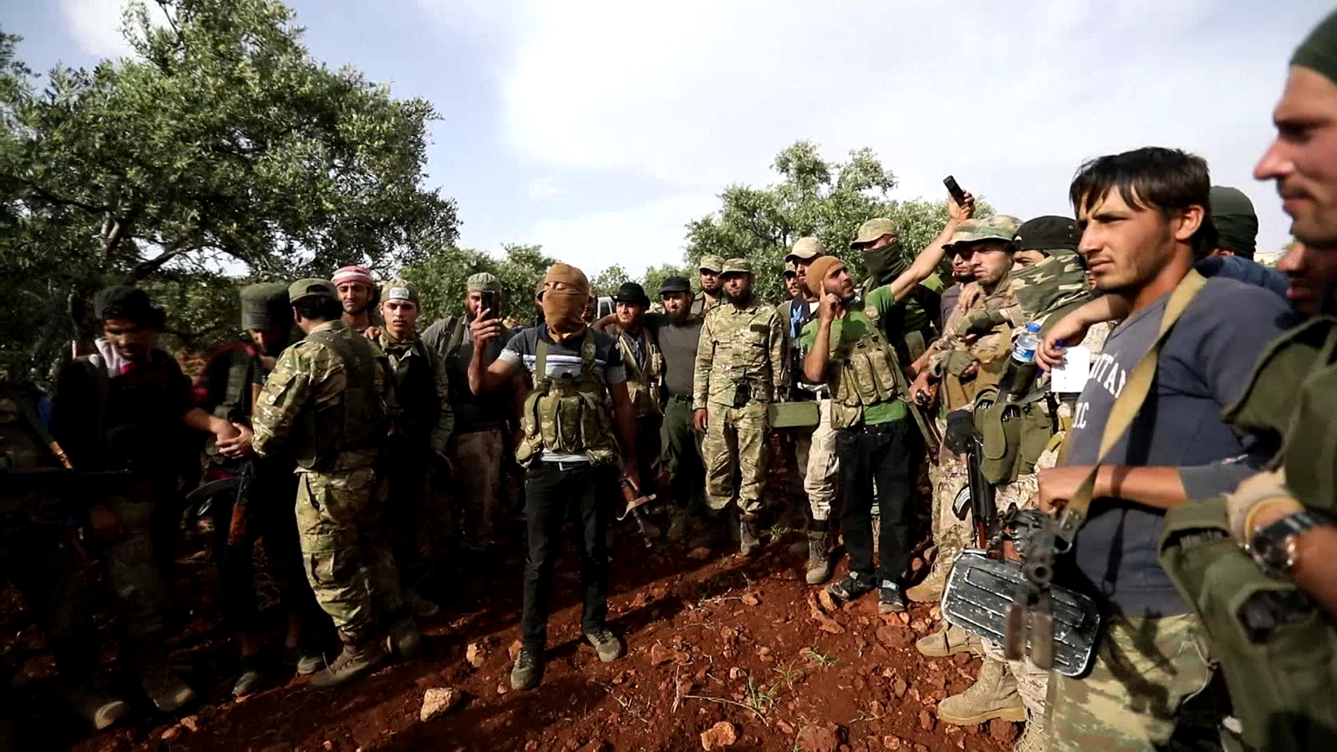 Tirkiyê berpirsekê Daişê û hejmareka çekdarên dijberîya Sûriyê şandin lîbyayê